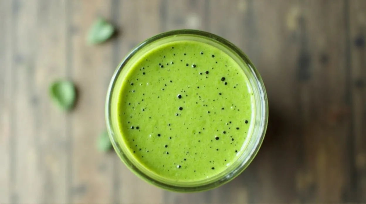 Green Spinach Banana Breakfast Smoothie
