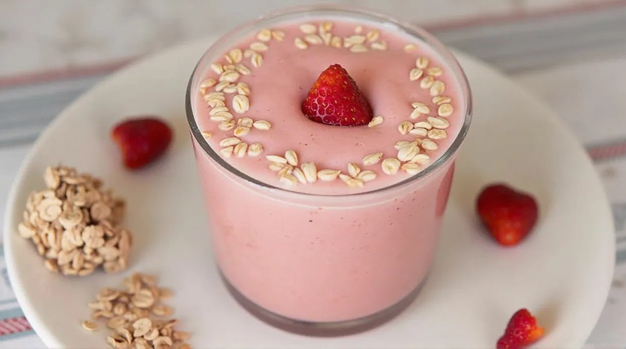 Strawberry Oatmeal Breakfast Smoothie